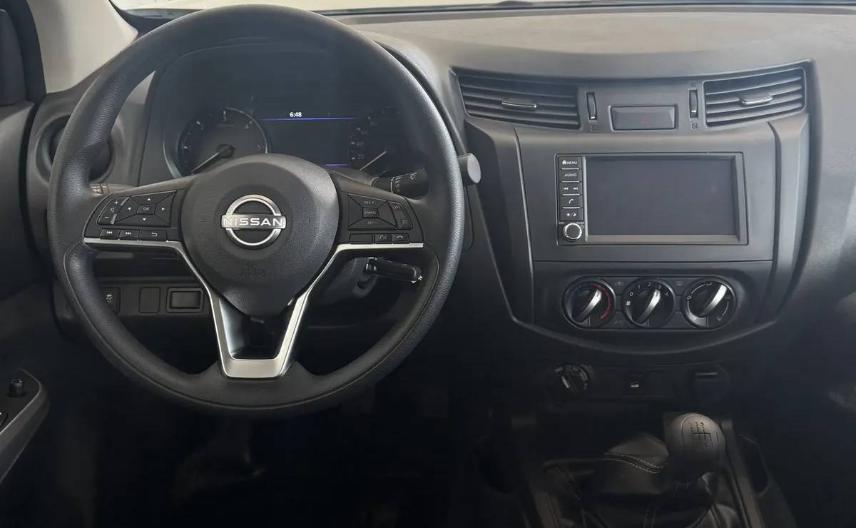 Nissan Frontier: Una Rebaja de Precios que Cambia el Juego en Argentina MDP Nissan Frontier S 4x2 MT interior Nissan Frontier: Una Rebaja de Precios que Cambia el Juego en Argentina
