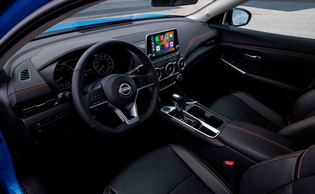 MDP Nissan Sentra 2024 interior Nissan Sentra SR vs. Versa Exclusive: ¿Cuál es tu compañero ideal en el camino?