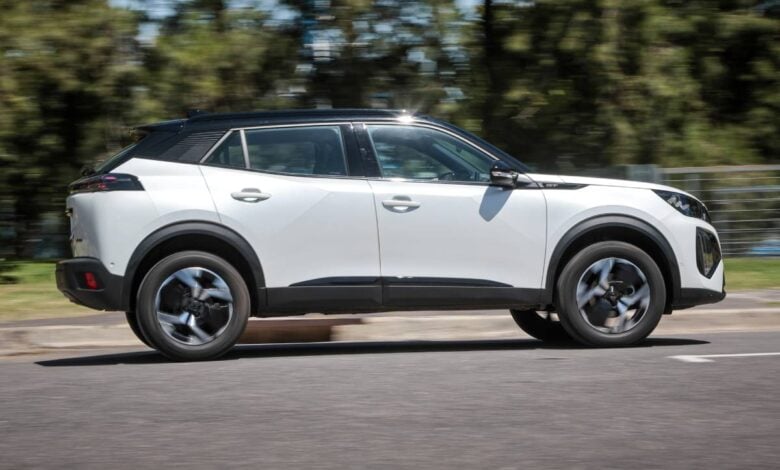 MDP Peugeot 2008 GT accion perfil ¿Por qué el Peugeot 2008 es el SUV compacto más esperado del 2026 en Argentina?