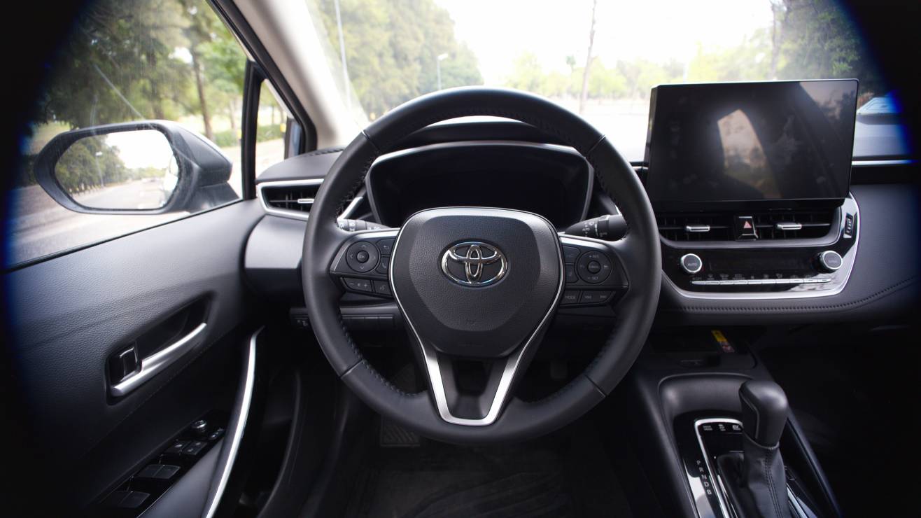 MDP Toyota Corolla interior 2 Toyota Corolla SEG vs Corolla Cross XEI: La batalla de los 2.0 en el mercado Latino