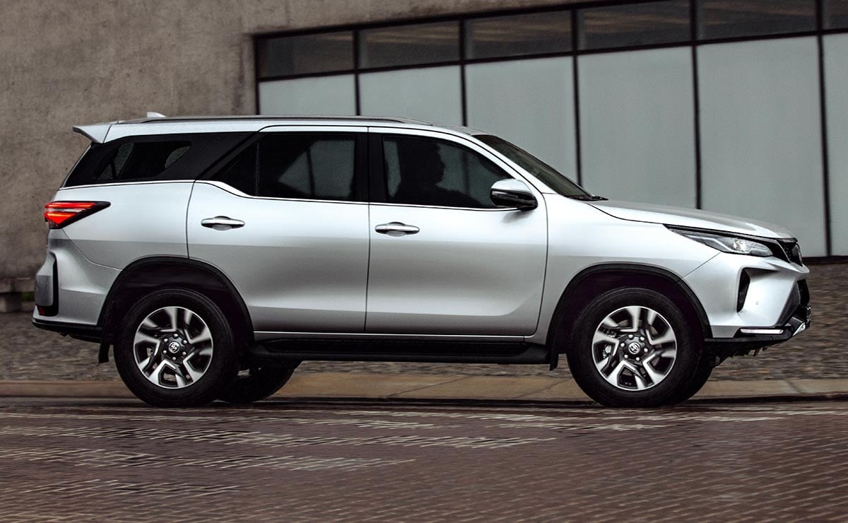 MDP Toyota SW4 SRX 2024 perfil Descubre la Toyota SW4 SRX 2024: Un SUV que combina elegancia y robustez