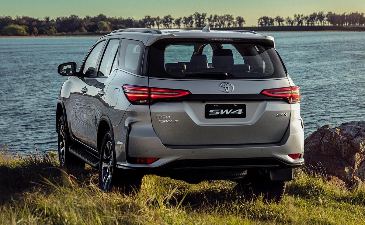MDP Toyota SW4 SRX 2024 trasera Descubre la Toyota SW4 SRX 2024: Un SUV que combina elegancia y robustez