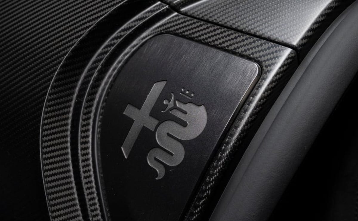 MDP alfa romeo 33 stradale perla nera 620 cv 1 El Arte del Carbono Visible: La Tendencia que Cautiva a los Autos de Lujo
