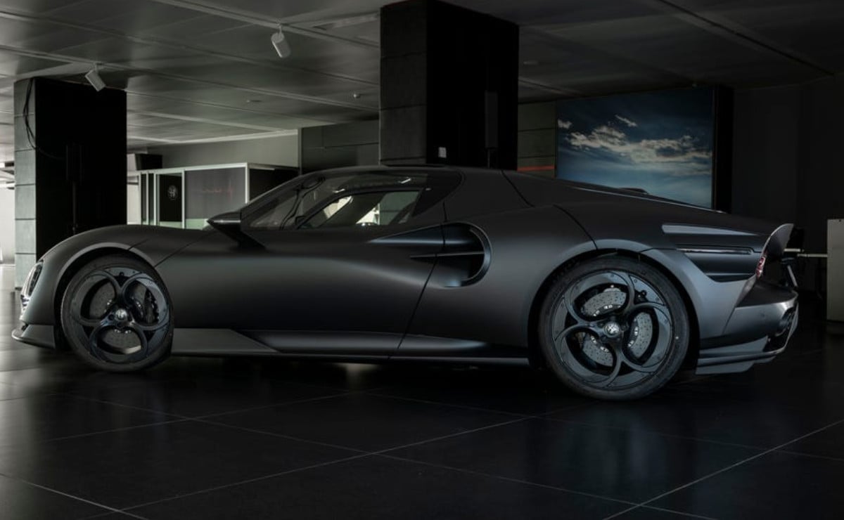 MDP alfa romeo 33 stradale perla nera 620 cv El Arte del Carbono Visible: La Tendencia que Cautiva a los Autos de Lujo