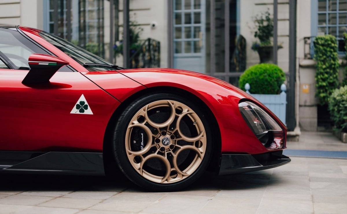 MDP alfa romeo prepara un 33 stradale nico e 1200x740 1 El Arte del Carbono Visible: La Tendencia que Cautiva a los Autos de Lujo