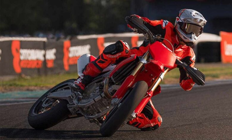 MDP ducati desmo450sm 2 La Ducati Supermotard Desmo450 SM: Revolución Desmodrómica en Europa