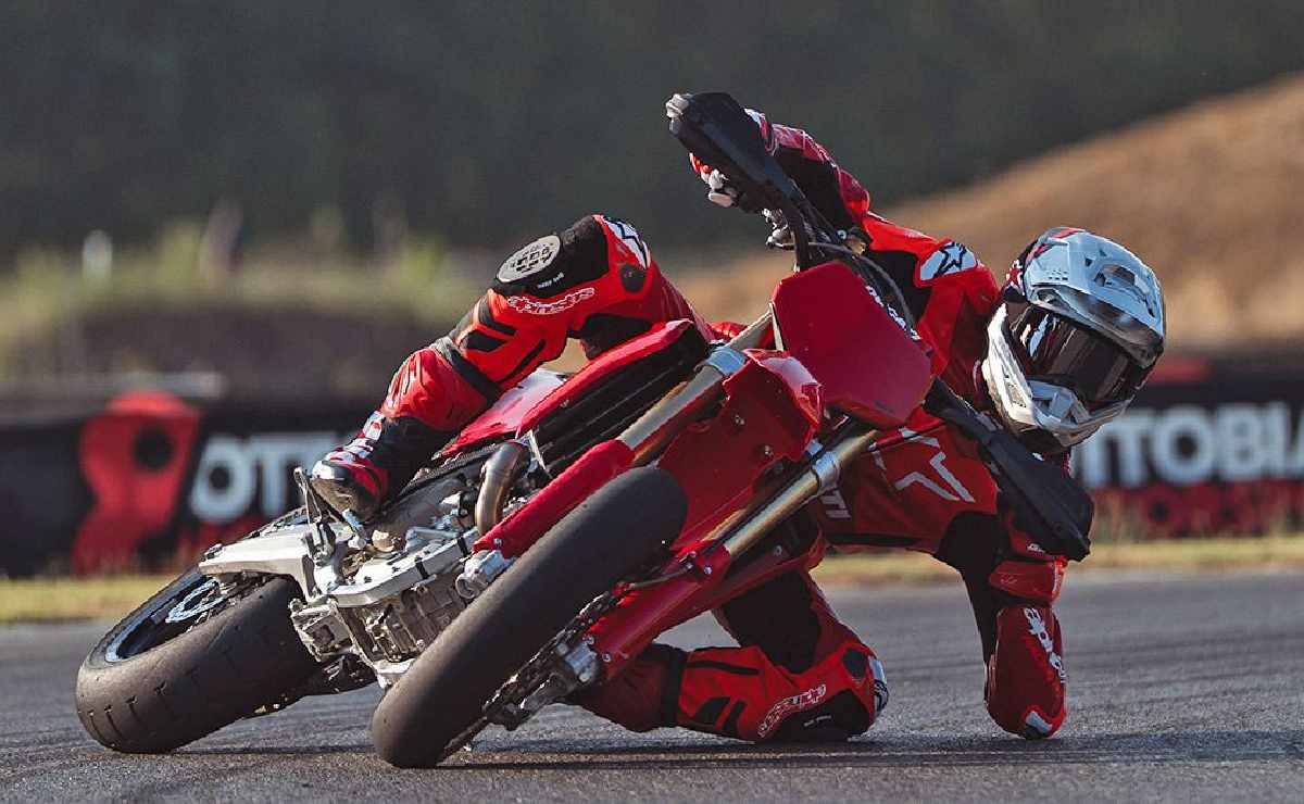 MDP ducati desmo450sm 3 La Ducati Supermotard Desmo450 SM: Revolución Desmodrómica en Europa