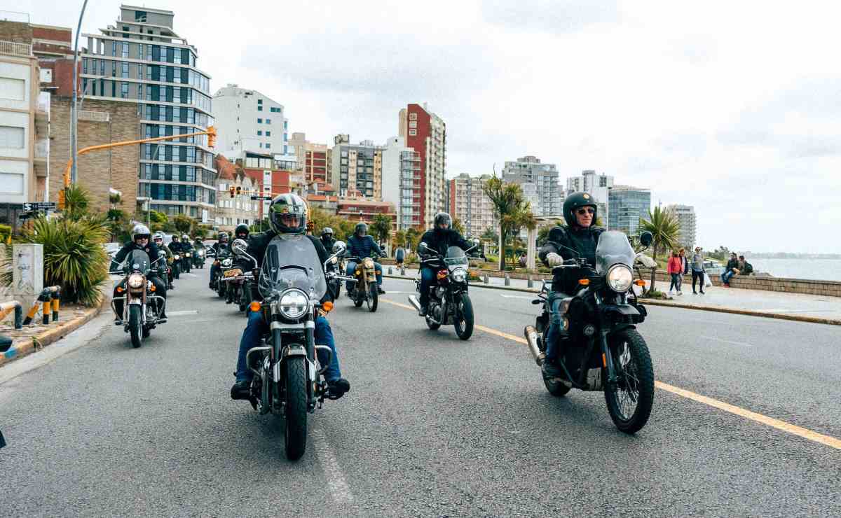 MDP royal enfield surfeando la ruta La Controversia de los Limitadores de Velocidad en Motos: ¿Seguridad o Restricción Innecesaria?