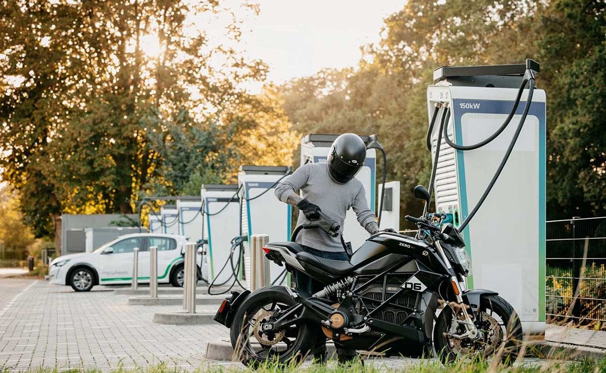 ¿Revolucionará la Stark VARG SM el segmento de supermotos eléctricas? MDP zero motos electricas carga1 1 ¿Revolucionará la Stark VARG SM el segmento de supermotos eléctricas?