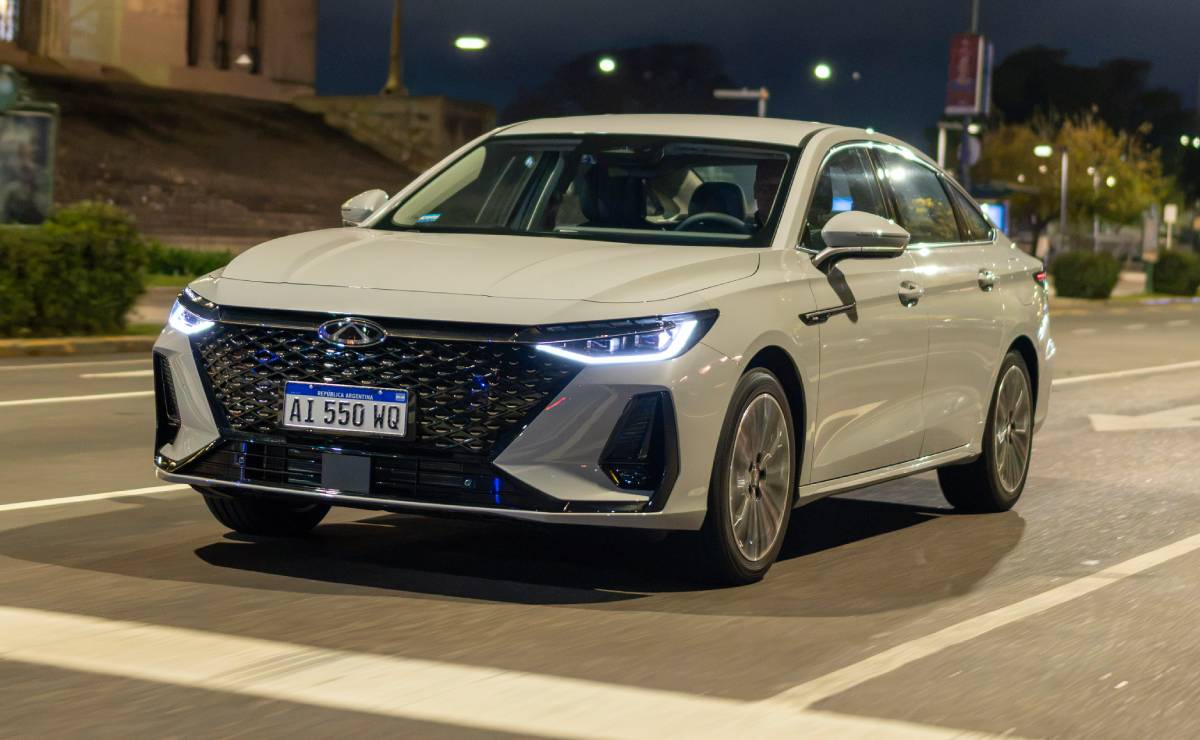 MDP Chery Arrizo 8 CSH Luxury accion 1 Chery Arrizo 8: El sedán híbrido enchufable que redefine la autonomía y el equipamiento por menos de 35 mil dólares