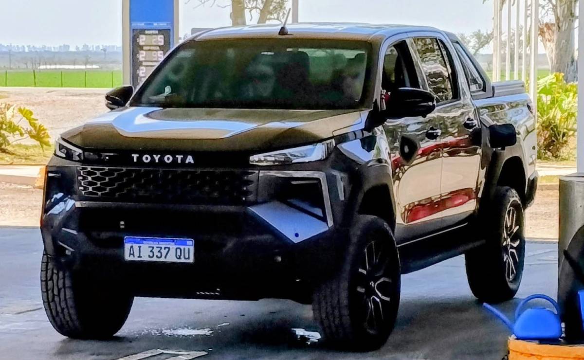 Toyota Hilux 2027: Un Salto Evolutivo Hacia la Electrificación MDP Nueva Toyota Hilux 2027 frente Toyota Hilux 2027: Un Salto Evolutivo Hacia la Electrificación