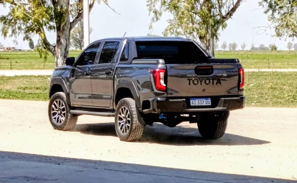 Toyota Hilux 2027: Un Salto Evolutivo Hacia la Electrificación MDP Nueva Toyota Hilux 2027 trasera Toyota Hilux 2027: Un Salto Evolutivo Hacia la Electrificación