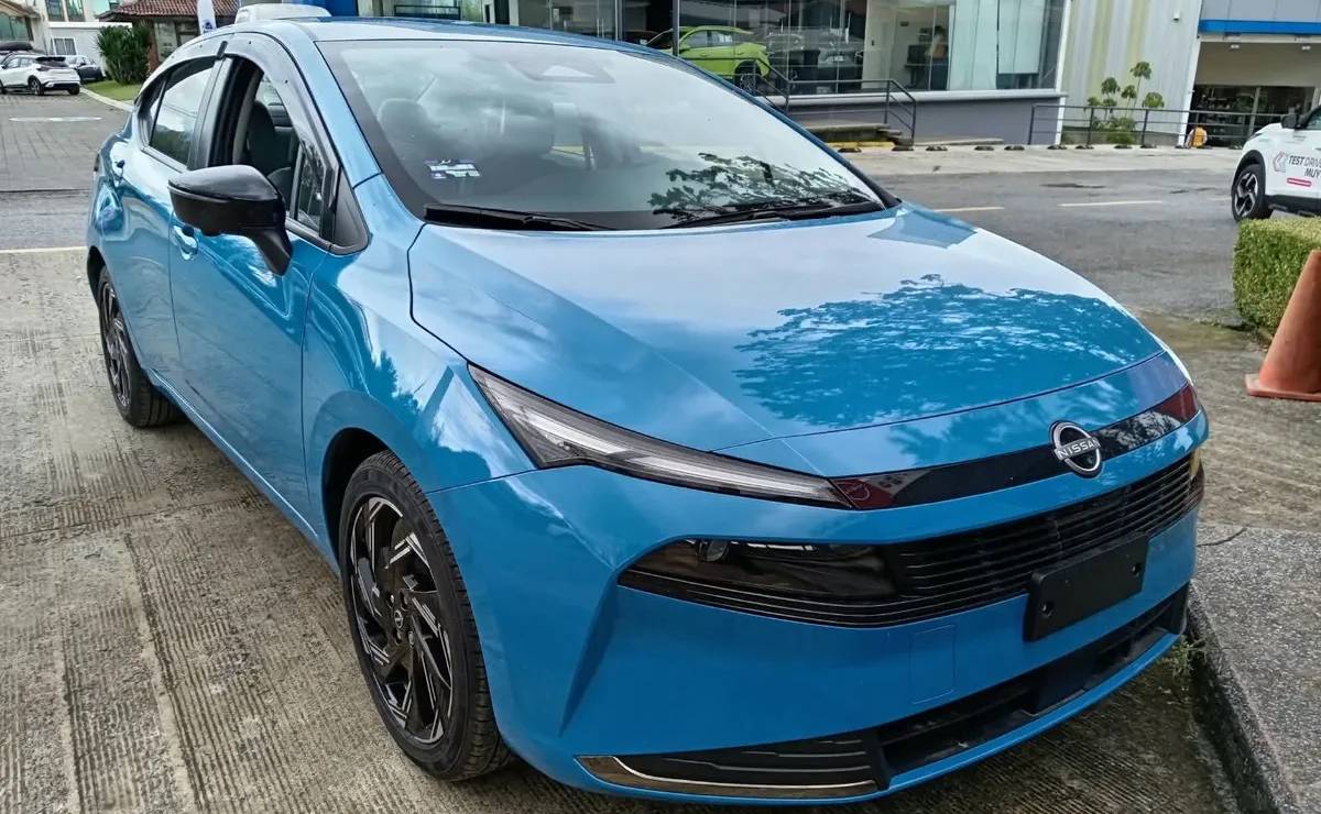 Nissan Versa 2027: Un Renovado Favorito con Mejora en Conectividad y Seguridad MDP Nuevo Nissan Versa 2027 frente 1 Nissan Versa 2027: Un Renovado Favorito con Mejora en Conectividad y Seguridad