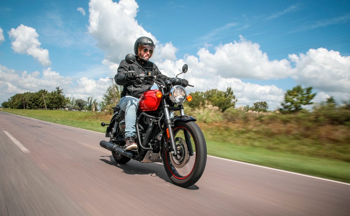 ¿Puede una Custom de 500 cc Conquistar el Mercado Argentino? MDP Royal Enfield Meteor 350 roja accion ¿Puede una Custom de 500 cc Conquistar el Mercado Argentino?