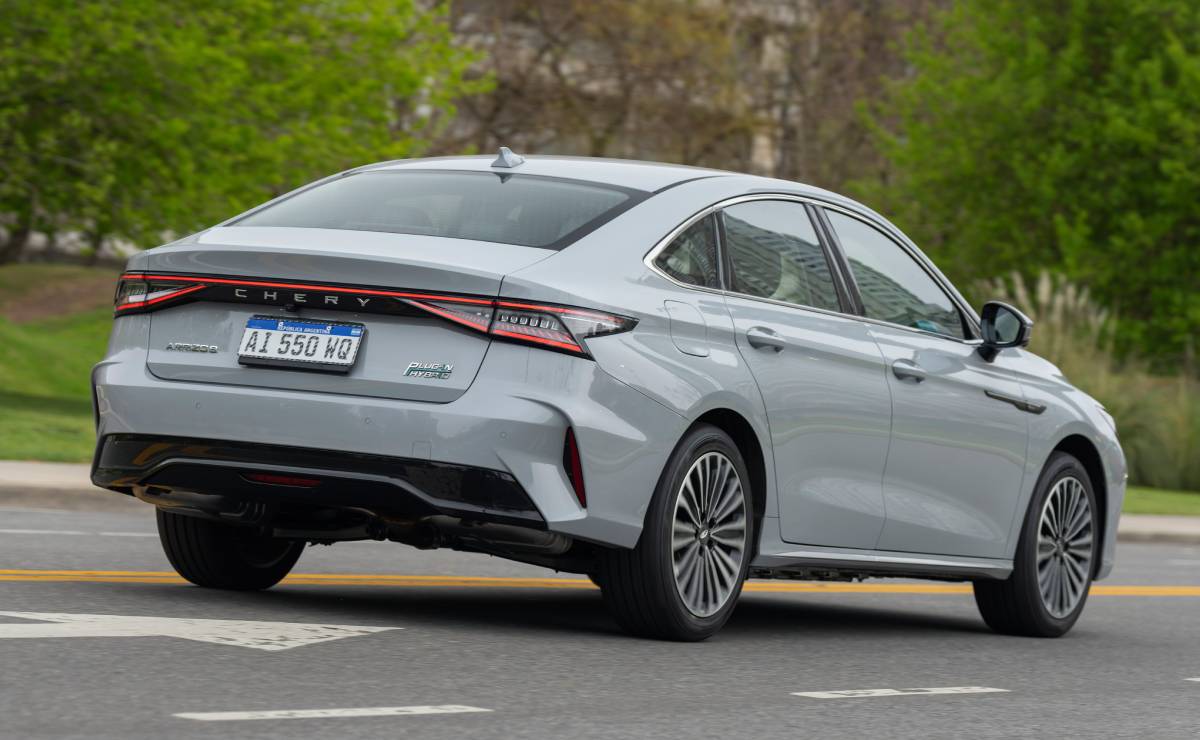 MDP Sedan Chery Arrizo 8 CSH Luxury trasera accion Chery Arrizo 8: El sedán híbrido enchufable que redefine la autonomía y el equipamiento por menos de 35 mil dólares