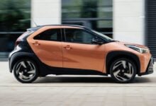 MDP Toyota Aygo X Cross Hybrid perfil accion Toyota Aygo X Cross vs. Yaris: ¿Cuál es el híbrido que necesitas?