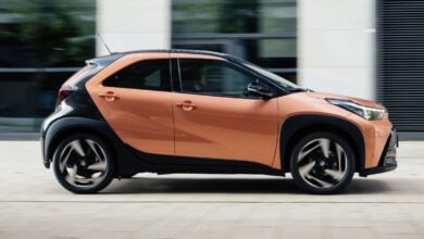MDP Toyota Aygo X Cross Hybrid perfil accion Toyota Aygo X Cross vs. Yaris: ¿Cuál es el híbrido que necesitas?