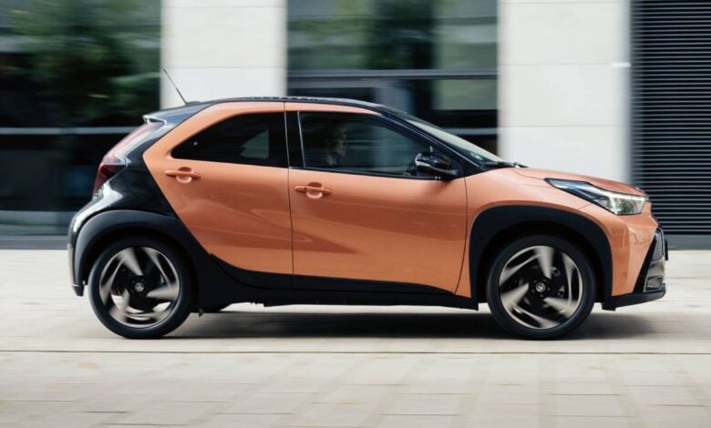 Toyota Aygo X Cross vs. Yaris: ¿Cuál es el híbrido que necesitas? MDP Toyota Aygo X Cross Hybrid perfil accion Toyota Aygo X Cross vs. Yaris: ¿Cuál es el híbrido que necesitas?