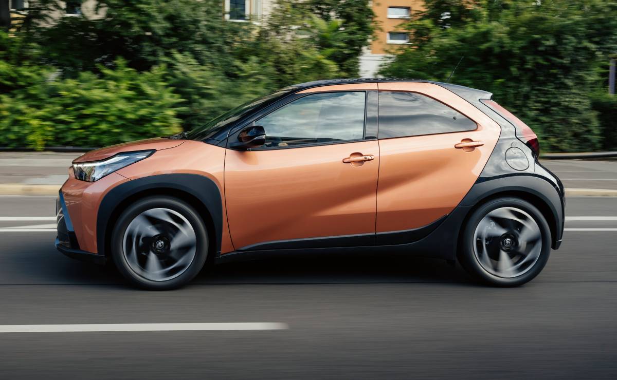 Toyota Aygo X Cross vs. Yaris: ¿Cuál es el híbrido que necesitas? MDP Toyota Aygo X perfil accion Toyota Aygo X Cross vs. Yaris: ¿Cuál es el híbrido que necesitas?