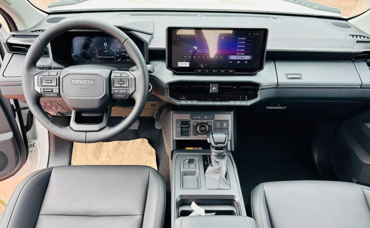 Toyota Hilux 2027: La pick-up que desafía el futuro con su versión eléctrica MDP Toyota Hilux 2027 interior 2 Toyota Hilux 2027: La pick-up que desafía el futuro con su versión eléctrica