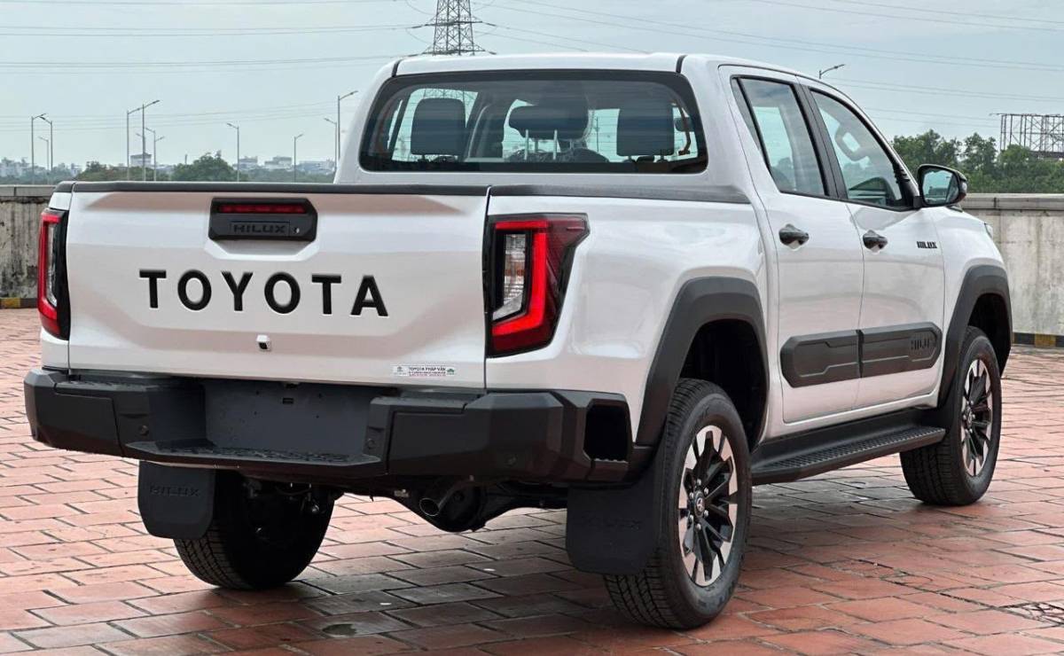Toyota Hilux 2027: La pick-up que desafía el futuro con su versión eléctrica MDP Toyota Hilux 2027 trasera 2 Toyota Hilux 2027: La pick-up que desafía el futuro con su versión eléctrica