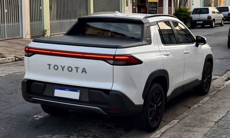 Toyota sorprende con una nueva camioneta basada en el Corolla Cross: ¿La competencia directa de las monocasco compactas? MDP Toyota pick up compacta trasera 3 Toyota sorprende con una nueva camioneta basada en el Corolla Cross: ¿La competencia directa de las monocasco compactas?