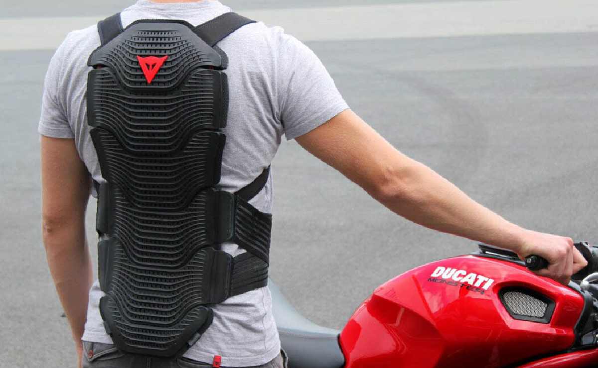Italia Refuerza la Seguridad Vial: Obligatorio el Uso de Protecciones para Motociclistas MDP espaldera moto italia Italia Refuerza la Seguridad Vial: Obligatorio el Uso de Protecciones para Motociclistas