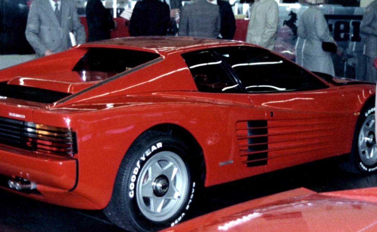 La Evolución del Espacio: Descubre las Ventajas del Ensanche del Tren Trasero en Nuevos Modelos MDP ferrari testarossa 390 cv 290 km h y el La Evolución del Espacio: Descubre las Ventajas del Ensanche del Tren Trasero en Nuevos Modelos