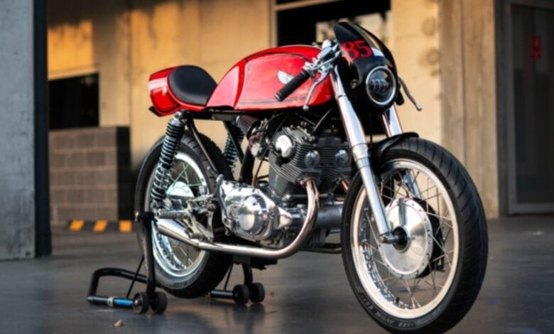 MDP honda cb77 corri en pista durmi 20 a os 1200x740 1 El Renacer de una Leyenda: La Super Hawk Regresa con un Enfoque Restomod