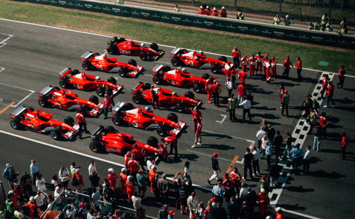 Un Viaje en el Tiempo: La Magia de los Autos Históricos Deslumbra en el Parque MDP los v10 y v8 de schumacher volvieron a r Un Viaje en el Tiempo: La Magia de los Autos Históricos Deslumbra en el Parque