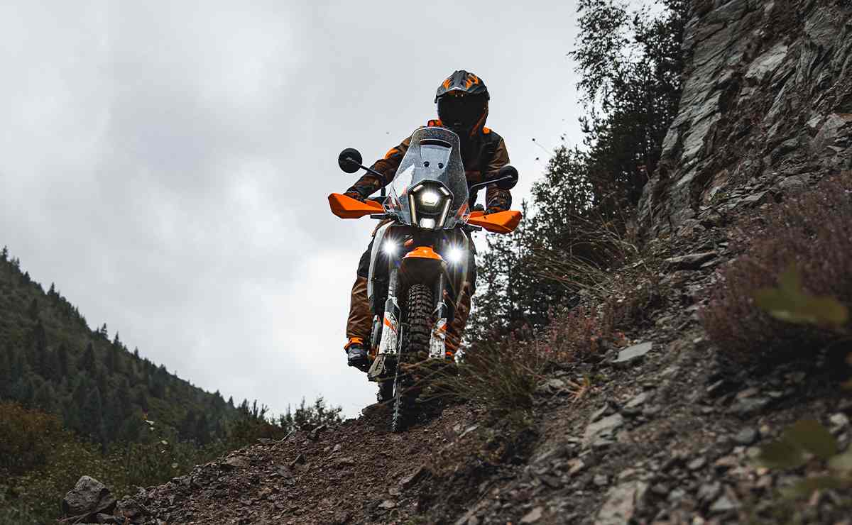 ¿Es la nueva KTM 390 Adventure R la revolución que esperábamos? MDP moto trail ktm 250 adventure 2025 frente ¿Es la nueva KTM 390 Adventure R la revolución que esperábamos?