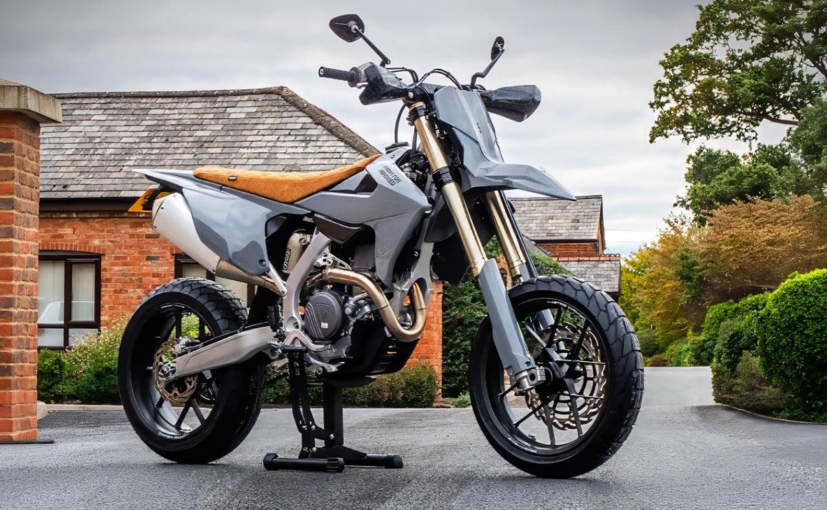 KTM 450 SMR vs. Husqvarna FS 450: ¿Cuál Domina el Asfalto en el Mundo de las Supermotos? MDP triumph tf450 e 59 cv ruedas de carbono KTM 450 SMR vs. Husqvarna FS 450: ¿Cuál Domina el Asfalto en el Mundo de las Supermotos?