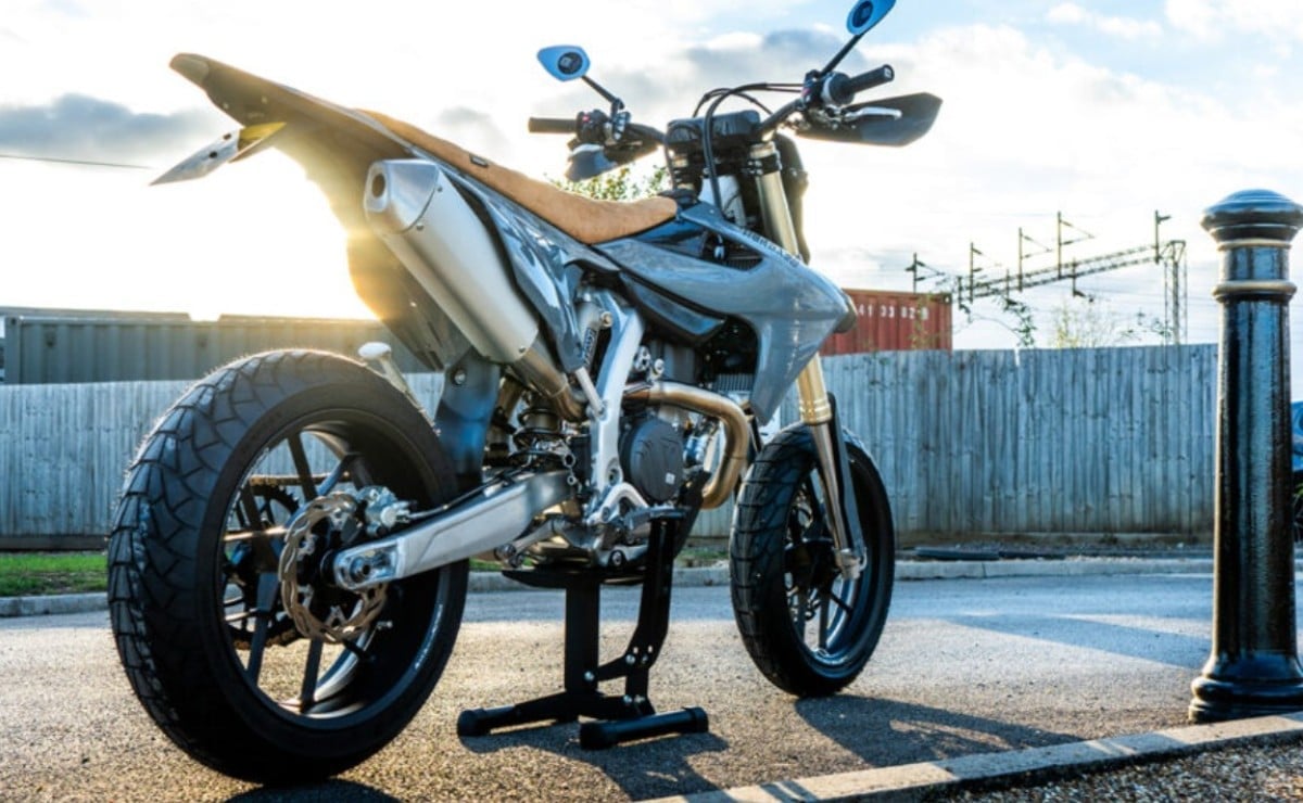 KTM 450 SMR vs. Husqvarna FS 450: ¿Cuál Domina el Asfalto en el Mundo de las Supermotos? MDP triumph tf450 e 59 cv ruedas de carbono 1 1 KTM 450 SMR vs. Husqvarna FS 450: ¿Cuál Domina el Asfalto en el Mundo de las Supermotos?