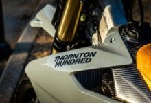 MDP triumph tf450 e 59 cv ruedas de carbono 1200x740 1 KTM 450 SMR vs. Husqvarna FS 450: ¿Cuál Domina el Asfalto en el Mundo de las Supermotos?