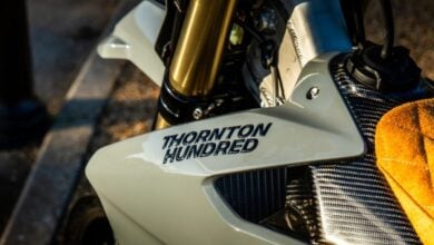 MDP triumph tf450 e 59 cv ruedas de carbono 1200x740 1 KTM 450 SMR vs. Husqvarna FS 450: ¿Cuál Domina el Asfalto en el Mundo de las Supermotos?