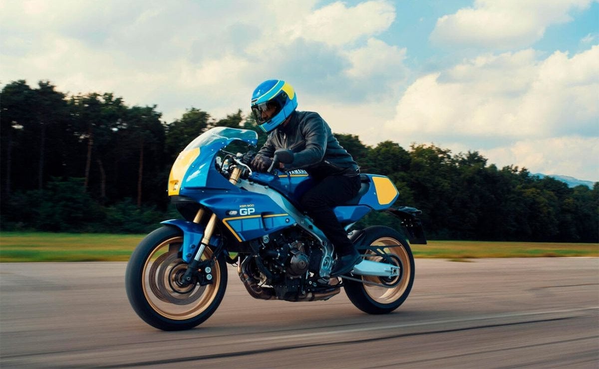 Yamaha XSR900 GP 2027: Un homenaje sobre ruedas a Christian Sarron con Legend Blue MDP yamaha xsr900 legend blue1 Yamaha XSR900 GP 2027: Un homenaje sobre ruedas a Christian Sarron con Legend Blue
